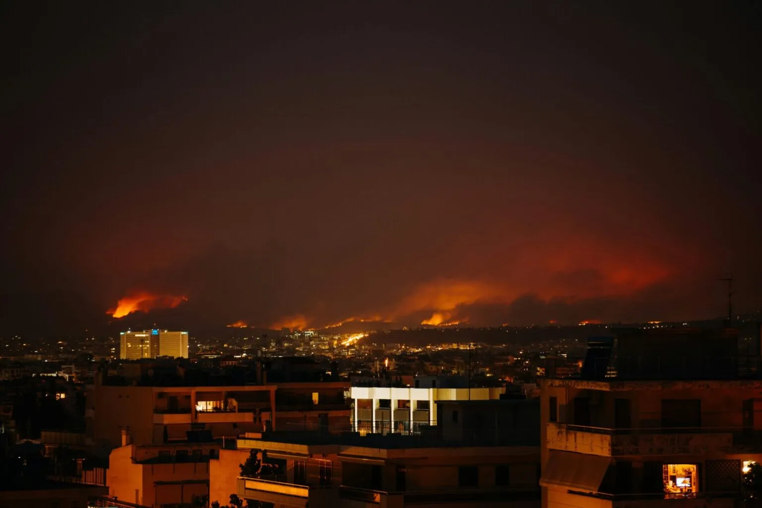Η τέλεια πυροθύελλα: Οι κοινωνικές, πολιτικές και κλιματικές δυνάμεις που κρατούν την Αθήνα στις φλόγες
